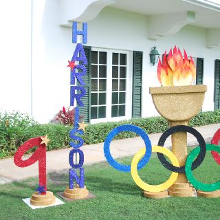 Instead of a child's birthday party, I could have a Drinking Olympics themed birthday party! Olympic Games Party Decorations, Olympic Party Ideas, Olympic Vbs, Olympic Birthday Party, Olympic Party Decorations, Sports Day Decoration, Vbs Olympics, Olympics Decorations, Office Olympics