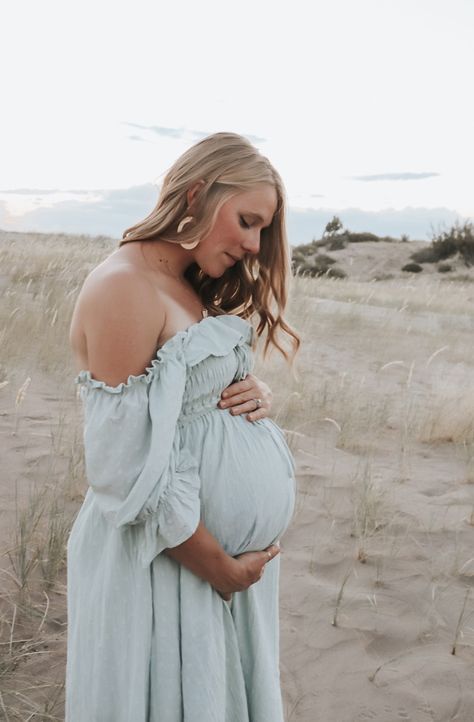 Maternity Dresses Boho, Fitted Maternity Dresses Photography, Maternity Picture Dress, Sage Maternity Dress Photography, Maternity Photography Dress Ideas, Flowy Maternity Dress Photo Shoot, Fall Maternity Outfits For Photoshoot, Maternity Outfits For Photoshoot, Maternity Dress Photoshoot