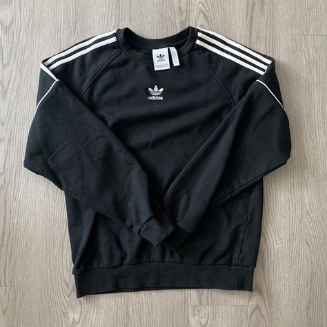 Adidas Crewneck, Hype Clothing, Adidas Sweater, Casual Outfit Inspiration, Adidas Vintage, Adidas Sweatshirt, Adidas Outfit, Sweatshirt Outfit, Swaggy Outfits