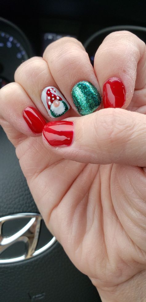 Xmas Gnome Nails, Gnome Gel Nails, Christmas Knomes Nail Art, Gnome Holiday Nails, Christmas Nails Knomes, Christmas Gnomes Nail Art, Gnome Acrylic Nails, Short Christmas Nails Design, Gnomes Nails Design