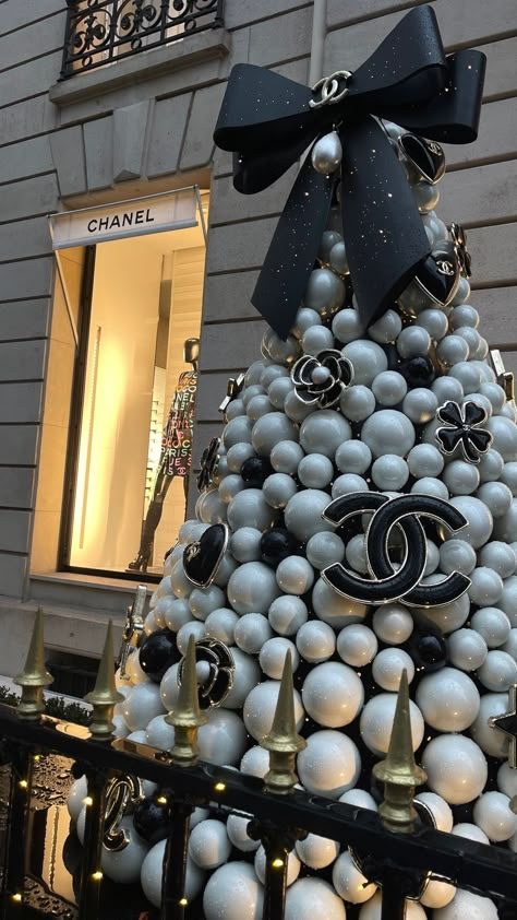 Chanel Christmas, Christmas Pranks, Christmas Tree Shopping, Christmas Decor Inspiration, Paris Party, White Christmas Decor, Holiday Mood, Red Tree, Harry Potter Movies