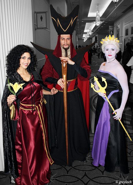 Chilln' with the Villains—Mother Gothel (Tangled); Jafar (Aladdin), and Ursula (The Little Mermaid) | Maryland, Feb 2013 Ursula The Little Mermaid, Jafar Aladdin, Disney Villain Costumes, Group Cosplay, Mother Gothel, Carnaval Costume, Villain Costumes, Disney Villain, Epic Cosplay