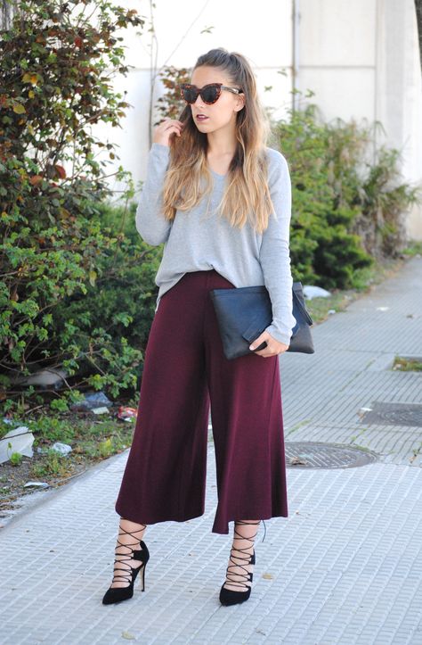 Chic spring look. Burgundy culottes and lace up heels. Trendencies Culotte Outfit, Culottes Outfit, Maroon Pants, Outfits Everyday, Winter Ootd, Winter Street, Spring Look, Stylish Work Outfits, Pantalon Large