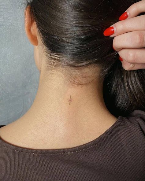 Minimalist Tattoo Women, Female Neck Tattoo, Back Of Neck Tattoos For Women, Dots Tattoo, Tattoo On The Back, Female Neck, Small Neck Tattoos, Hidden Tattoos, Neck Tattoos Women