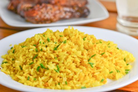 Filipino java rice is bright yellow colored rice that is popular among Filipinos. Java rice is basically steamed rice cooked with annatto and turmeric. Filipino Side Dishes, Java Rice, Tasty Rice Recipes, Yellow Rice Recipes, Stew Dinner, Rice Side, Rice Side Dishes, Yellow Rice, Colored Rice