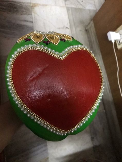 Marriage Kobari Bondam, Marriage Pot Designs, Kobbari Bondalu Decoration, Wedding Kobbari Bondam Designs, Coconut Design For Wedding, Kobari Bondam Decoration, Bridal Coconut Decoration, Pelli Coconut Decoration, Kobaribondam Designs