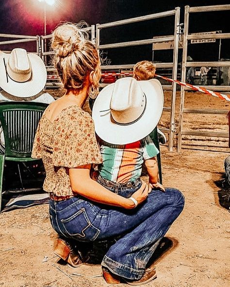 Country Mom Style Outfit, Country Life Style Aesthetic, Mom Rodeo Outfit, Rodeo Mom Aesthetic, Country Life Goals, Kids Cowgirl Outfit, Western Mom Aesthetic, Rodeo Mom Outfits, Country Future Goals