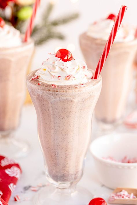 The best chocolate peppermint milkshake recipe! This copycat Chick fil a recipe gives you a homemade version of the real thing! Peppermint Milkshake Recipe, Chick Fil A Recipe Copycat, Peppermint Milkshake, Chick Fil A Recipe, Copycat Chick Fil A, Creamy Ice Cream, Winter Dessert, Milkshake Recipe, Ice Cream Chocolate