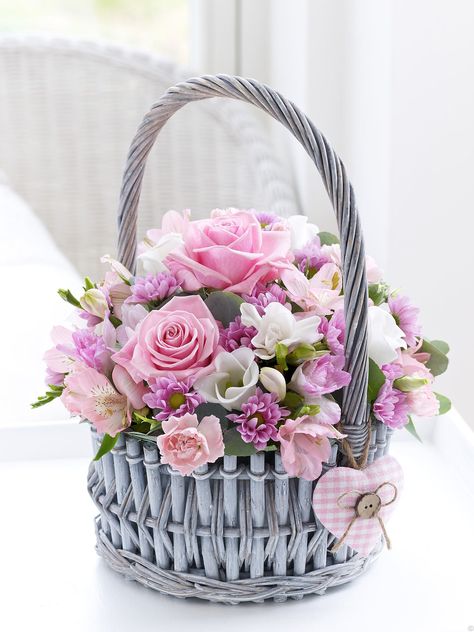 Basket Flower Arrangements, Săpunuri Handmade, Floral Baskets, Flower Arrangements Diy, Mothers Day Flowers, Beautiful Flower Arrangements, Deco Floral, Beautiful Rose Flowers, Alam Yang Indah