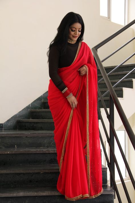 Tshirt Blouse Saree, Red Saree Black Blouse, Sangeet Saree, Saree Bride, Full Sleeves Blouse Designs, Saree Ceremony, Plain Sarees, Designer Sari, Dainty Dress