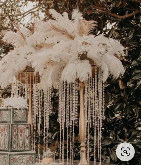 Great Hats By Wedding, Great Gatsby Ideas Decoration, 1920s Gala Decor, Gatsby Outdoor Party, Feather Theme Party Decoration, Rustic 1920s Wedding, 1920s Aesthetic Wedding, Elegant Great Gatsby Party, Modern Great Gatsby Wedding