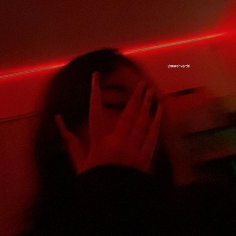 ig: @narahverde - follow me :) || girl in red light - red light - red in led - girl icon - woman icon - girl pfp - girl in red light icon - menina na luz vermelha - luz vermelha - garota na led - menina icon - mulher icon - menina pfp - garota na luz vermelho icon Red Faceless Pfp, Red Hair Aesthetic Pfp, Red Girl Aesthetics, Dark Red Profile Picture, Dark Red Girl Aesthetic, Red Profile Picture Aesthetic, Red Girl Pfp, Red Girl Icon, Red Led Lights Aesthetic