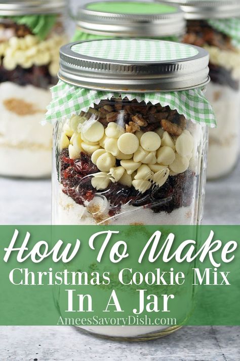 Mix In A Jar Recipes, Cookie Mix In A Jar Recipe, Mason Jar Cookie Recipes, In A Jar Recipes, Cookie Mix In A Jar, Mason Jar Cookies Mix, Cookie Jar Gifts, Diy Christmas Cookies, Chocolate Christmas Cookies