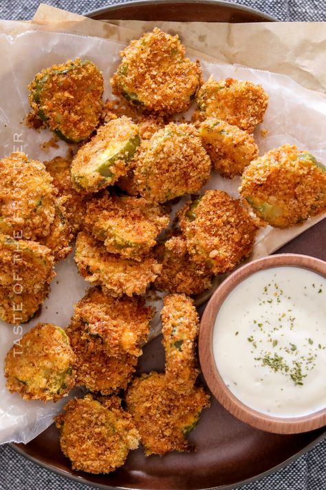 If you like fried pickles but don't want all the carbs and calories, try this low-carb air fryer fried pickles recipe. It tastes just like deep frying without all the guilt! Air Fryer Dill Pickle Chips, Air Fryer Dill Pickles, Spicy Fried Pickles, Keto Fried Pickles, Air Fried Pickles, Air Fryer Pickles, Air Fryer Fried Pickles, Wing Night, Air Fryer Potato Chips