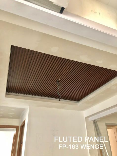 Modern Wood Beams On Ceiling, Wood Slat Ceiling, Steel Homes, False Ceiling Ideas, Wooden Ceiling Design, Simple Ceiling Design, New Ceiling Design, Fall Ceiling, Pvc Ceiling Design