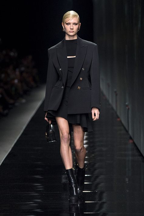 MFW: VERSACE Fall Winter 2020.21 Collection Fashion Career, Spring 23, Versace Fashion, Selina Kyle, Men Fashion Show, Donatella Versace, Total Black, Tall Girl, Boutique Online