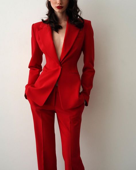 Womens Suits Wedding, Wedding Pantsuits, Italian Wardrobe, Red Pantsuit, Unique Fashion Outfits, Wedding Pantsuit, Prom Ideas, Woman Suit Fashion, Red Suit