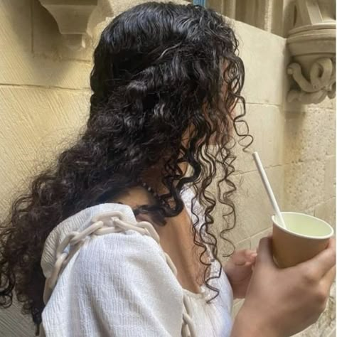 Clarisse La Rue, Square Magazine, Products For Curly Hair, Love And Gelato, Shampoos And Conditioners, Curly Hair Types, Black Curly Hair, Curly Girl Hairstyles, Penteado Cabelo Curto