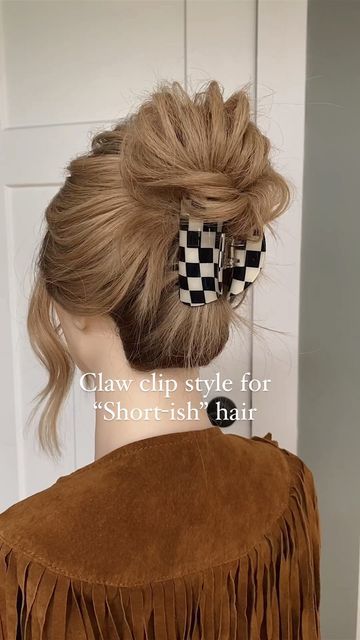 Hair Claw Updo Hairstyles, Voluminous Claw Clip, Claw Hairclip Hairstyles Short Hair, Easy Updo With Clip, Up Dos With Claw Clips, Easy Updos For Medium Hair With Claw Clip, Hair Clip Tricks, Short Hairstyle Claw Clip, Simple Hair Clip Styles