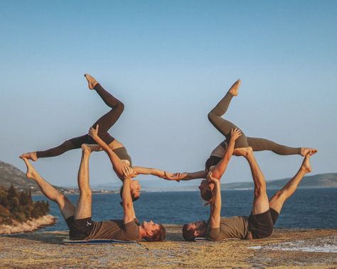 Partner Acro Poses, Pose For Friends, Acro Moves, Acroyoga Poses, 3 Person Yoga Poses, Acro Poses, Gymnastics Stunts, Group Yoga Poses, Acro Yoga Poses