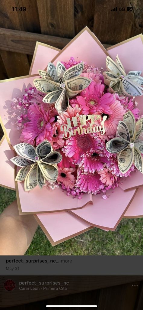 Sweet 16 Gift Ideas Diy, Flower Bouquet Money, Roses And Money Bouquet, Money And Flower Bouquet, Birthday Money Bouquet Ideas, Dollar Bill Bouquet, How To Make Flower Arrangements, Money Ramo, Flower Bouquet With Money