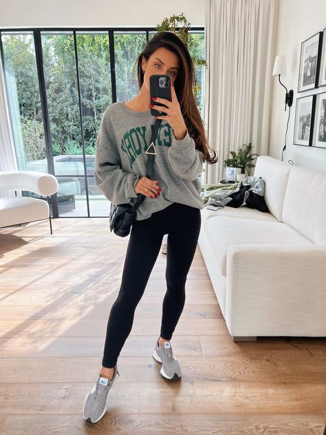 You girls know I love to dress up, but TBH most days you’ll find me in casual yet cute looks that are comfortable for me to run errands in and do all of the mom things! I know most of you mamas feel the same way, so I rounded up a ton of my fave drop-off and pick-up looks lately to give you some inspo for your own casual style. Body Suit Outfit, Sweat Suits Outfits, Casual Comfy Outfit, Andee Layne, Casual Mom Style, Tennis Shoes Outfit, Athleisure Trend, New Balance 327, Style Inspiration Spring