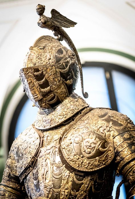 Armour of Holy Roman Emperor Ferdinand II  (Italian Made, 1600s) Medieval Tattoo, Ancient Armor, Historical Armor, Knight In Shining Armor, Roman Emperor, Knight Armor, Arm Armor, Medieval Armor, Medieval Knight