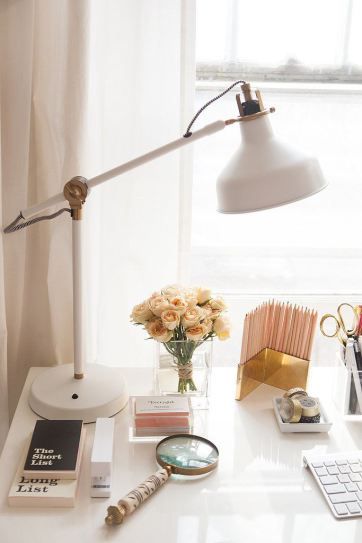 15 Things Every Single Fashion Blogger Has on Her Desk - white lamp, gold pencil holder, flowers + magnifying glass Filling Salads, Pretty Workspace, Gold Desk Accessories, Beautiful Office Spaces, Dreamy Christmas, Christmas Cabin, Gold Office, Pink Desk, Work Space Decor