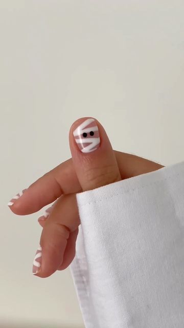 Short Mummy Nails, Nails October Halloween, Simplistic Halloween Nails, Fall Nails 2023 Halloween, Diy Ghost Nail Art, Short Round Manicure, Ghost And Mummy Nails, Halloween Nails Natural Nail, Halloween Kid Nails