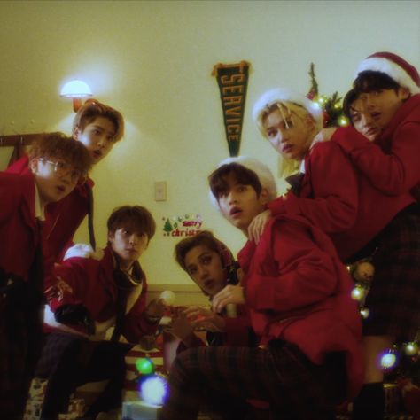 Kpop Christmas Icons Stray Kids, Straykids Christmas Icons, Ios Ideas, Xmas Wallpaper, Christmas Icons, Jingle All The Way, Kids Icon, Homeless Children, Christmas Aesthetic