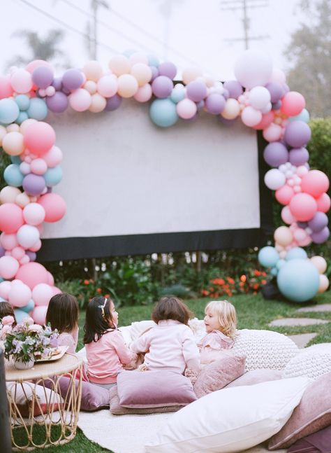 Movie Night Birthday Party Ideas, Movie Night Under The Stars, Diy Popcorn Bar, Outdoor Movie Party, Movie Night Birthday, Girls Night Movies, Night Birthday Party, Pink Popcorn, Movie Night Birthday Party