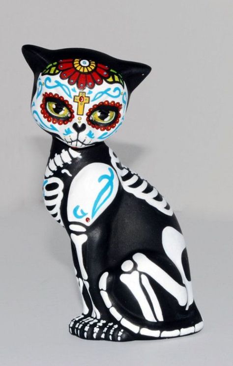 Dia de los muertos cat sculpture ^^2 Sugar Skull Painting, Sugar Skull Cat, Den Mrtvých, Day Of The Dead Art, Cat Sculpture, Cat Skull, Skull Painting, Sugar Skull Art, Sugar Skulls