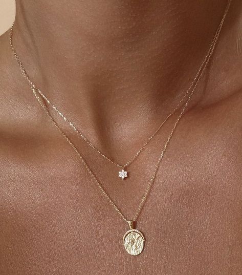 Dantiy Gold Necklace, Simple Layered Necklaces Gold, Aesthetic Everyday Jewellery 2023, Simplistic Gold Jewelry, Stacked Necklaces Gold Dainty, Brunette With Gold Jewelry, Gold Stacked Necklaces Simple, Everyday Gold Necklace Stack, Dainty Necklace Layering