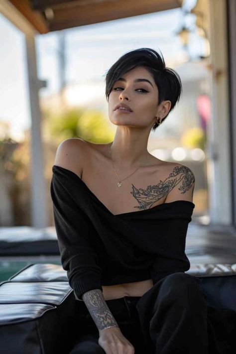 Short Hairstyles Dark Hair, Medium Pixie Hairstyles, Short Haircut Black Hair, Outfit Ideas Short Hair, Pixie Black Hair, Pixie Haircut Women, Hairstyles For Pixie Cuts, Short Hair Outfit, Colored Pixie Cut