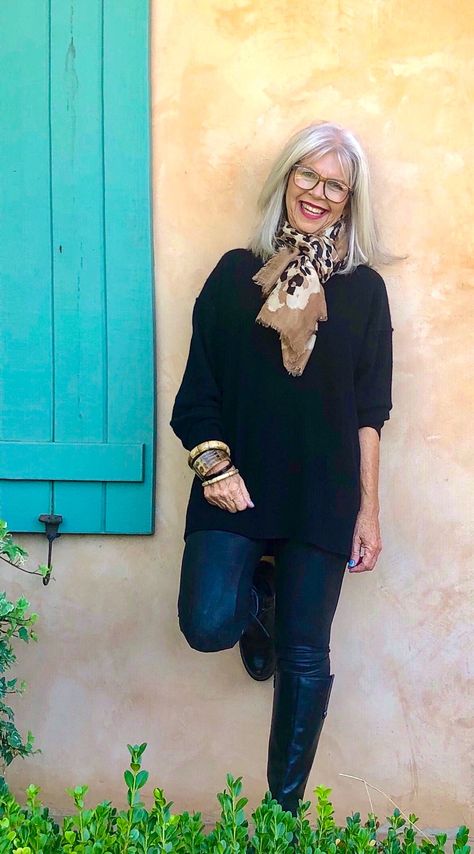 cindy hattersley in black cashmere and leopard scarf Ideas For Accessories, Make Accessories, Cindy Hattersley, All Black Fashion, Leopard Scarf, Wearing All Black, All Black Looks, Better Style, 50 Style