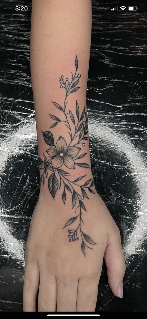 Wrap Around Wrist Tattoos, Around Arm Tattoo, Flower Wrist Tattoos, Forearm Tattoo Women, Hand Tattoos For Women, Leg Tattoos Women, Small Hand Tattoos, Makijaż Smokey Eye, Tattoo Feminina