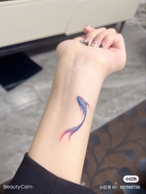 Small Fish Tattoos, Muster Tattoos, Koi Tattoo, Cute Little Tattoos, Tatuaje A Color, Fish Pattern, Subtle Tattoos, Elegant Tattoos, Hand Tattoo