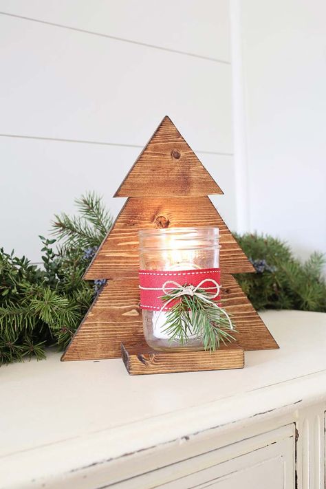 Kleine houten kerstboom maken Diy Wood Christmas Tree, Wood Gifts Diy, Mason Jar Christmas Crafts, Wood Christmas Decorations, Christmas Tree Candle Holder, Wooden Christmas Decorations, Tree Candle, Wooden Christmas Tree, Christmas Tree Candles