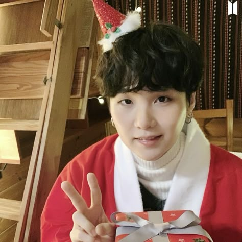 Bts Christmas, Christmas Icons, Min Suga, I Love Bts, Bts Korea, Bts Yoongi, Christmas Aesthetic, Boy Scouts, Christmas Wallpaper