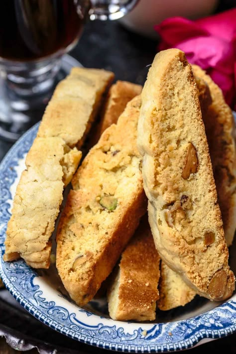 Recipe For Biscotti, Easy Biscotti, Best Biscotti Recipe, Easy Biscotti Recipe, Pistachio Biscotti, Pumpkin Spice Donut, Almond Biscotti, Biscotti Cookies, Biscotti Recipe