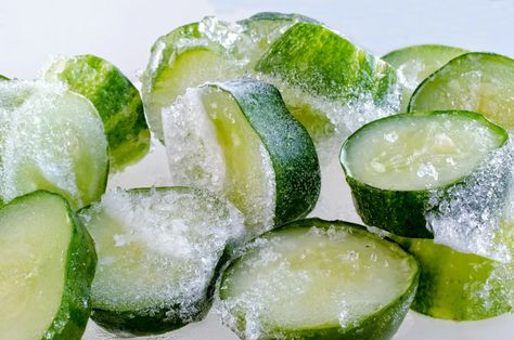 Freeze Cucumbers, Freezing Cucumbers, Freeze Veggies, Food To Freeze, Cucumber For Skin, Recipes Cucumber, Salad Art, Freezing Vegetables, Dominique Ansel