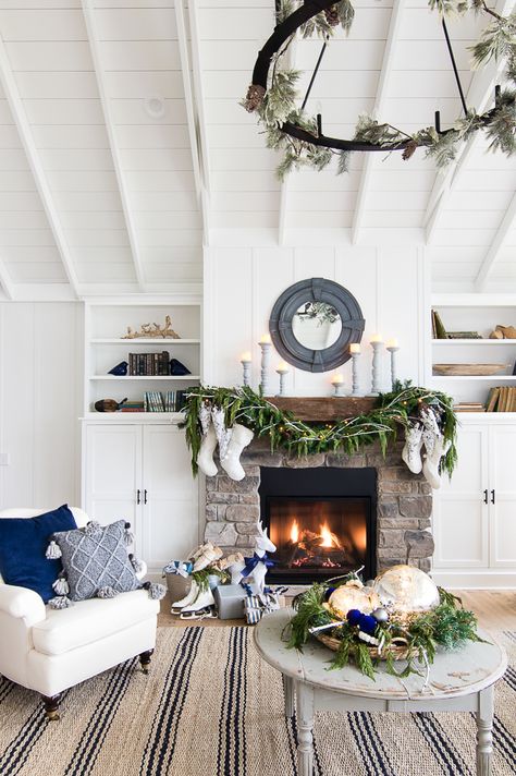 Coastal Holidays Christmas Mantels Rustic, Rustic Christmas Mantel, Rustic Mantel, Fireplace Shelves, Cottage Shabby Chic, Christmas Fireplace Decor, Christmas Farmhouse, Christmas Mantel, White Christmas Decor