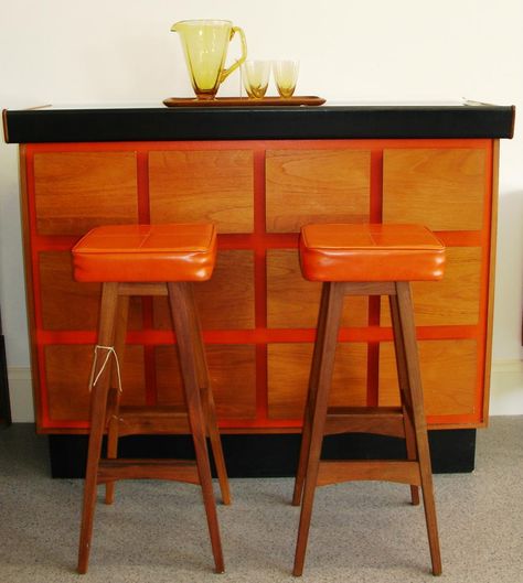 Macrob bar and stools @ My Modern Nest 70s Bar Stools, 1970s Living Room, Bar Makeover, Brick Cafe, Retro Drinks, Retro Cabin, Modern Nest, 1970s Furniture, Bar Desk