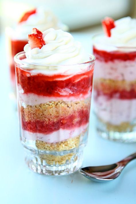 Easy Parfait Recipes, Strawberry Parfait Recipes, Strawberry Parfaits, Berry Yogurt Parfait, Parfait Recipe, Strawberry Pudding, Strawberry Parfait, Pudding Parfait, Parfait Desserts