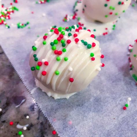 3 Ingredient Cookie Dough, Homemade Christmas Cake, Christmas Cake Balls, Oreo Balls Christmas, Cake Ball Recipes, Cake Ball, Cookie Dough Truffles, Christmas Cake Pops, Vanilla Cake Mixes