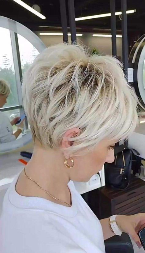 Blonde Silver, Hairstyles For Thick Hair, Short Sassy Haircuts, Sassy Haircuts, Short Silver Hair, Short Hair Trends, Growing Out Short Hair Styles, Messy Short Hair, Short Hairstyles For Thick Hair