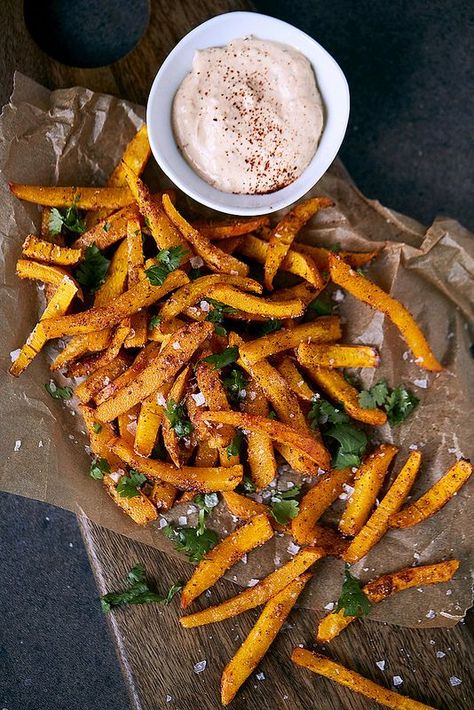 Spicy Pumpkin Fries {Paleo + Whole30} - Tasty Yummies Healthy Pumpkin Recipes Low Calories, Pumpkin Fries, Paleo Pumpkin Recipes, Homemade Chipotle, Pumpkin Recipes Healthy, Pumpkin Recipes Easy, Paleo Pumpkin, Paleo Lunch, Healthy Pumpkin