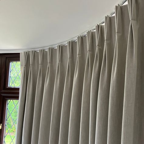 Whilst we at Silent Gliss can get a little obsessed with Wave curtains, there’s no denying that these triple pleat curtains on a curved Metropole look stunning. They transform this lovely girl's room, giving it a more grown-up feel. Project by Charlotte Briscoe Interiors. Check our Metropole range on our website.  #interiorshading #curtains #curtaintracks #metropole #silentgliss Wave Track Curtains, Curved Curtain Track, Wave Curtains Uk, Ripple Fold Curtains, Cortina Wave, Curtain Track System, Skylight Shade, Curtain Inspiration, Wave Curtains