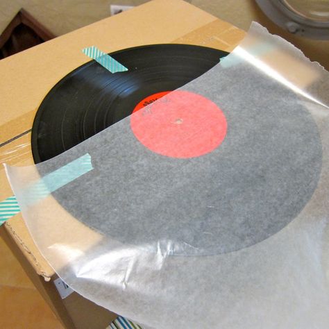 How to make a Magazine Holder with Vinyl Records - Morena's Corner Diy Record Holder, Diy Vinyl Record Projects, Make A Magazine, Vinyl Record Projects, Vinyl Records Diy, Records Diy, Diy Record, Mothersday Gifts Diy, Vinyl Record Art Ideas