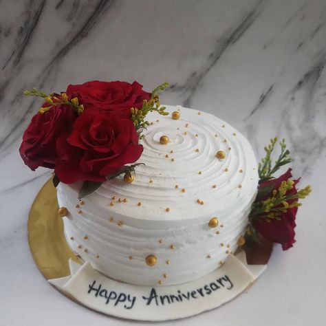 Anniversary Simple Cake, Happy Anniversary Cake Couple Cute Ideas, Happy Anniversary Cake Design, Unique Anniversary Cake Designs, Love Anniversary Cake, Simple Anniversary Cake, Anniversary Cake Aesthetic, Simple Anniversary Cakes, Cake Shake